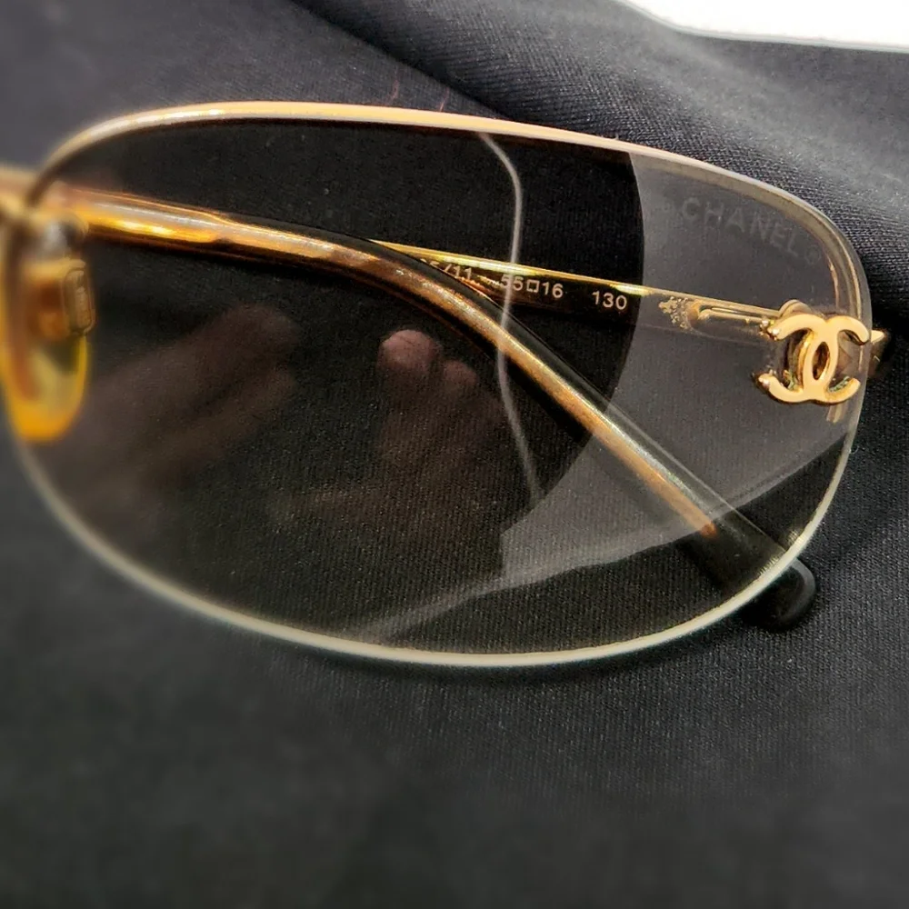 Chanel Sunglasses in pristine condition, exhibiting no blemishes. Model CH4099 - Picture 6 of 13